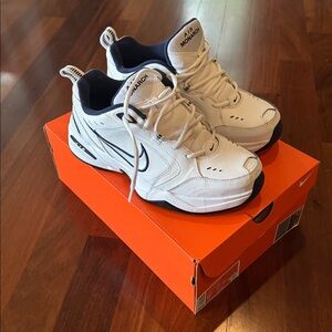 Nike Air Monarch IV Size 9.5